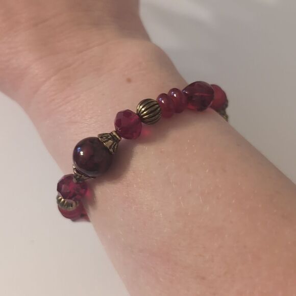 616 Gold and Red Glass Beaded Stretch Bracelet‎ - Picture 1 of 4